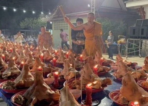 Bất ngờ trúng số, nam thanh niên đem trăm chiếc thủ lợn đi lễ tạ