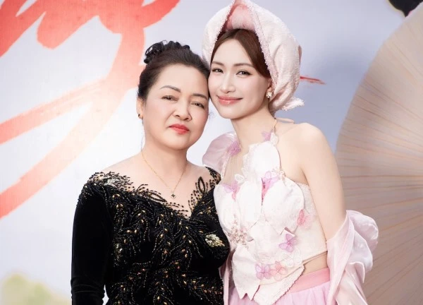 Mẹ Hoà Minzy 'nghĩ đến con là rớt nước mắt', đã 'chấm' cầu thủ Văn Toàn
