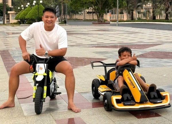 Câu nói của cậu bé bán vé số khiến vị khách quyết làm một việc đặc biệt
