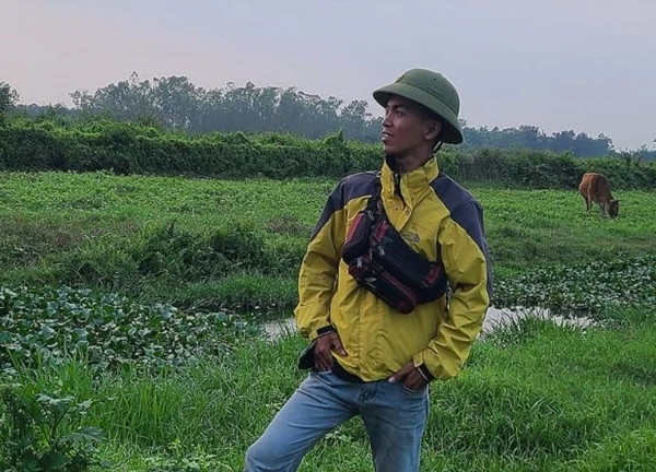 Nam thanh niên đứng trên mái nhà, vẫy cờ chào trực thăng gây bão mạng