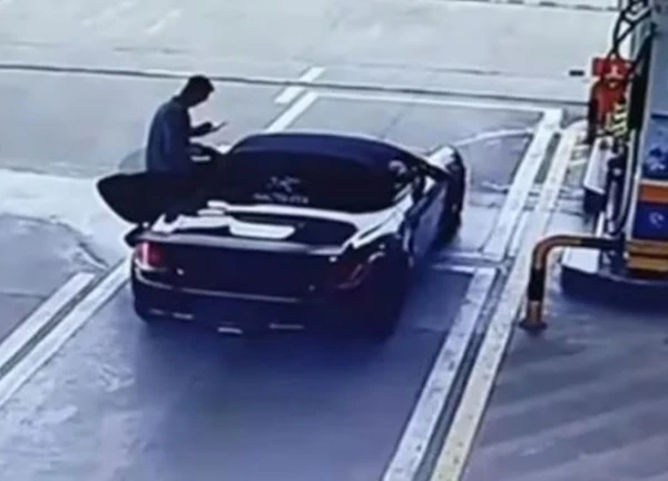 Người đàn ông lái siêu xe Porsche quỵt tiền xăng gây bức xúc