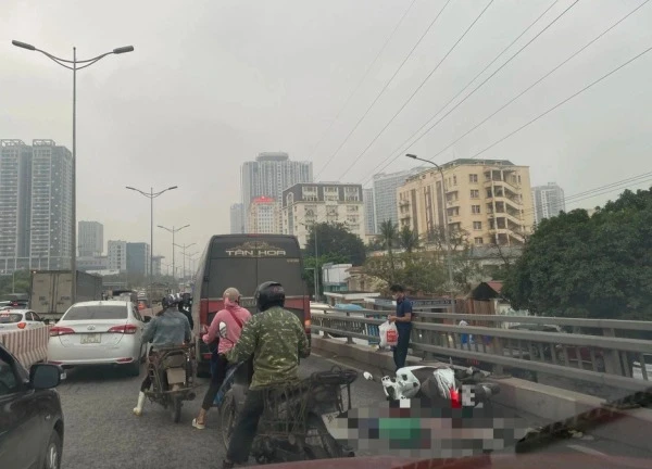 Nữ tài xế xe công nghệ tử vong sau va chạm với ô tô trên cầu vượt Mai Dịch