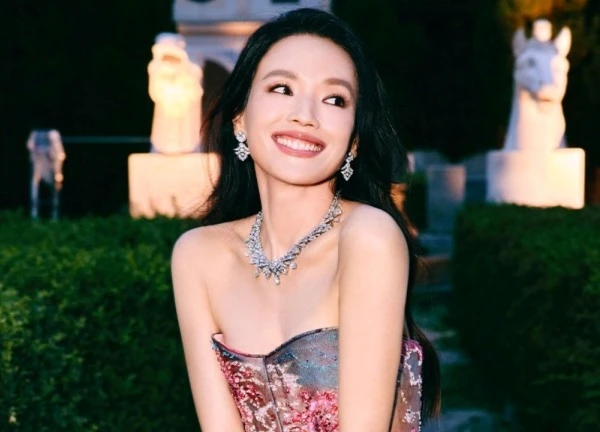 Vẻ ngoài quyến rũ của "nữ thần gợi cảm không tuổi" Thư Kỳ