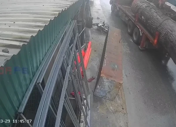 Video: Cô gái thoát nạn trong gang tấc nhờ nhanh trí vứt xe máy bỏ chạy
