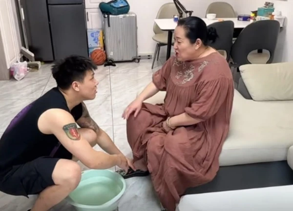Chàng rể 28 tuổi và mẹ vợ U50 đã sống như thế nào mà dân tình ngỡ ngàng: Hiếm ai làm được!