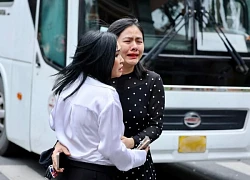 Lễ an táng diễn viên Quý Bình: Vợ tựa đầu ôm chặt di ảnh, Vân Trang và các nghệ sĩ bật khóc, nhiều người dân đội nắng tiễn đưa
