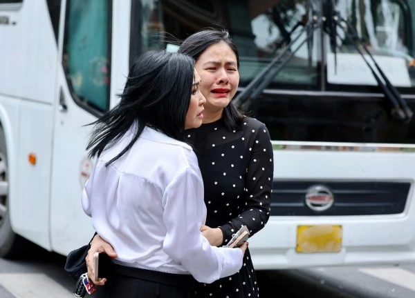 Lễ an táng diễn viên Quý Bình: Vợ tựa đầu ôm chặt di ảnh, Vân Trang và các nghệ sĩ bật khóc, nhiều người dân đội nắng tiễn đưa