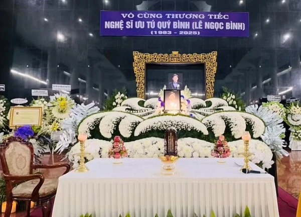 Lễ truy điệu nghệ sĩ Quý Bình: Lâm Khánh Chi - Phương Thanh đến tiễn biệt, di ảnh đặt kín lối đi
