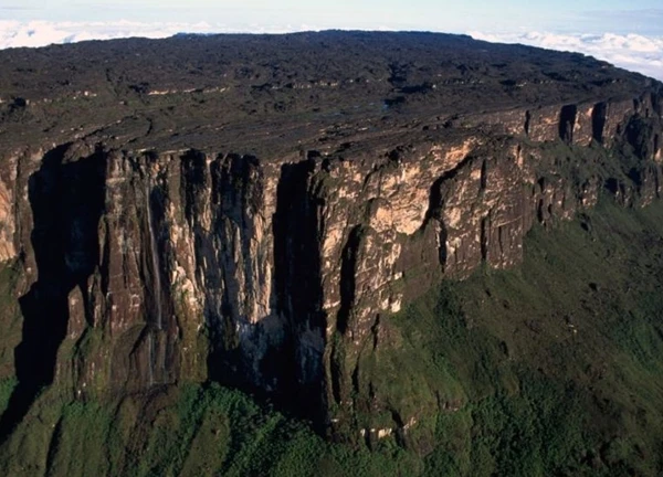 Núi Roraima: 'Thế giới đã mất' bị cô lập hàng triệu năm mà người bản địa gọi là 'nhà của các vị thần'