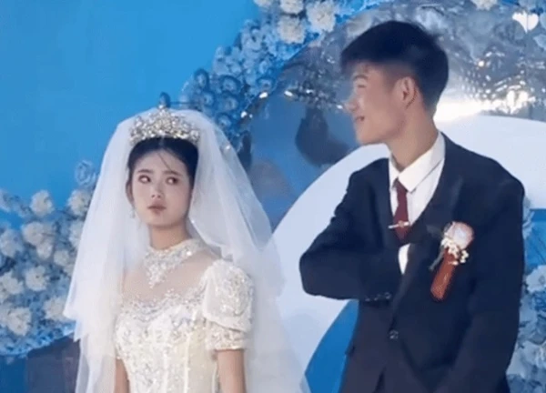 Đám cưới lạ nhất Trung Quốc: Chú rể ăn vụng ngay trên sân khấu, thái độ của cô dâu khi phát hiện lên hot search