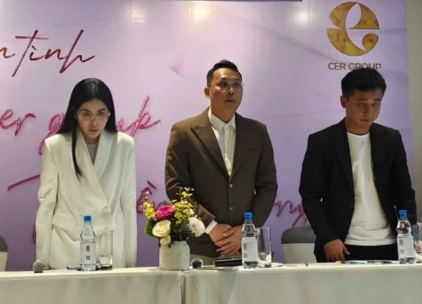 Quang Linh - Hang Du Muc held a press conference, officially bowed their heads and admitted their mistakes in the vegetable candy incident.