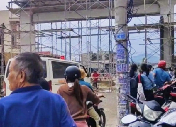 Sập giàn giáo cổng chào thôn, nhiều công nhân rơi từ trên cao xuống