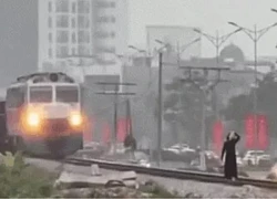 The case of 2 girls taking photos on the railway: Horrifying story of the train driver when he applied the brakes