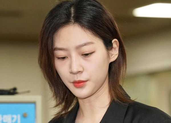 Hé lộ bức thư đẫm nước mắt gia đình gửi Kim Sae Ron: "Mẹ sẽ học cách buông tay để con được ra đi thanh thản"