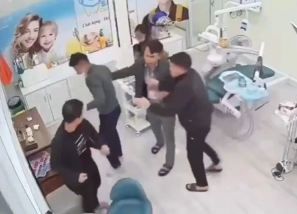 Clip nam thanh niên đang khám răng cho cháu bé thì bị 3 người lao vào đấm túi bụi: Hé lộ nguồn cơn