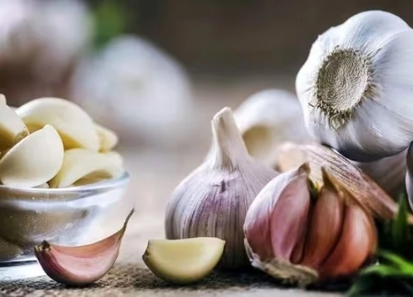 Mua tỏi nên chọn loại màu tím hay màu trắng?