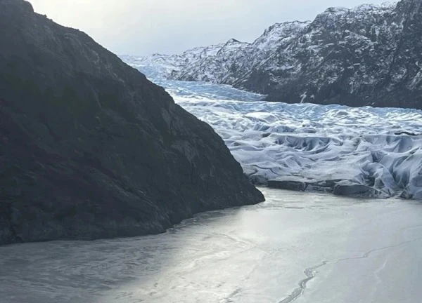 3 người sống sót khi máy bay rơi giữa băng giá Alaska