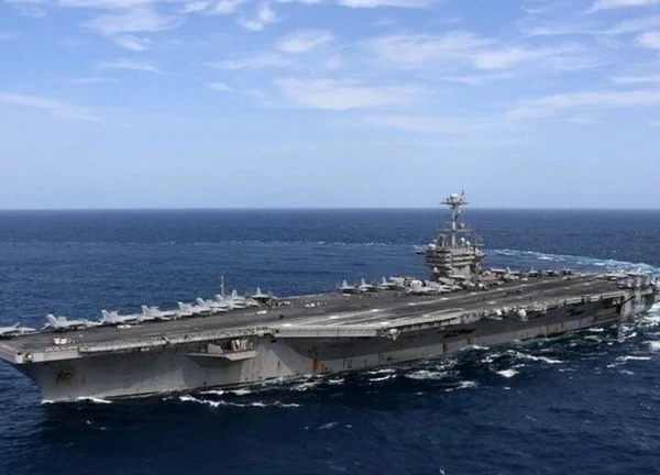 Houthi tấn công tàu sân bay Mỹ và các mục tiêu của Israel
