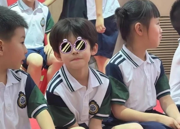 Bức ảnh chụp cậu bé khiến hàng triệu người đồng loạt thốt lên: "Xem hình này 5 phút rồi mà sao em vẫn chưa lớn?"