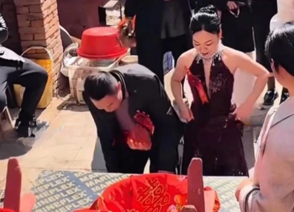 Xôn xao nữ đại gia 52 tuổi tái hôn với nhân viên bảo vệ kém 9 tuổi, tặng biệt thự, xe BMW làm quà cưới