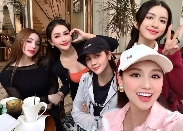 Lương Thu Trang áo yếm sexy, Lã Thanh Huyền khoe hội bạn thân toàn mỹ nhân