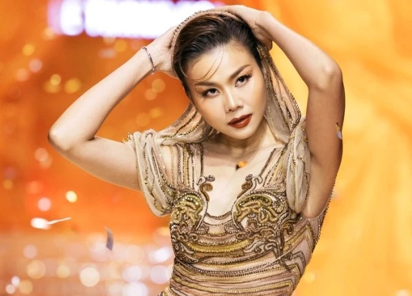 Màn catwalk khó hiểu của Thanh Hằng: Nhã Phương và dàn sao bị "tóm" thái độ, khẩu hình Phương Anh Đào gây tranh cãi