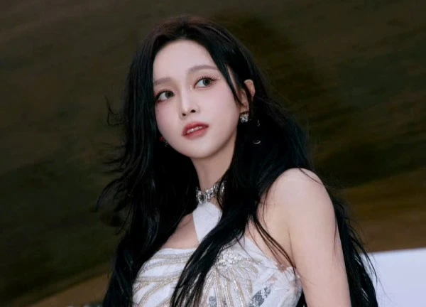Rò rỉ clip "thần tiên tỷ tỷ" bị khiêng ra khỏi sân khấu trong tình trạng bất tỉnh