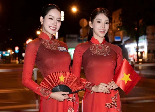 Đại lễ 30/4: Lan Ngọc, Tiểu Vy và dàn sao Việt tự hào tham gia diễu hành, Hoà Minzy đưa con trai "cắm trại" ngay từ khuya