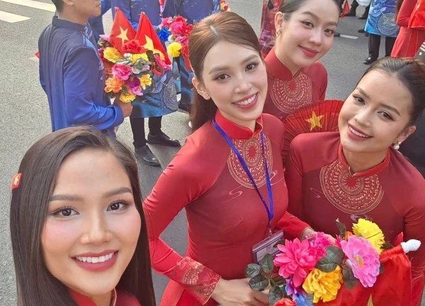 Dàn hoa hậu, nghệ sĩ thức trắng đêm vẫn rạng rỡ tham gia diễu binh 30/4