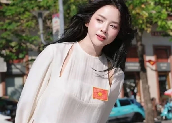 DJ Mie diện áo dài khoét vai mừng đại lễ