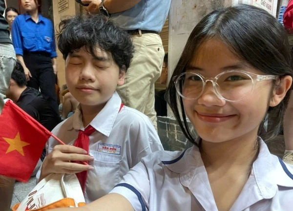 Hành động "10 điểm" của 2 học sinh sau buổi sơ duyệt diễu binh gây sốt
