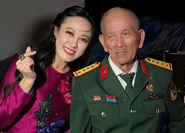 Khánh Thi khoe con gái xinh như búp bê, MC Hoài Anh chụp ảnh với cụ ông U80 cực hot