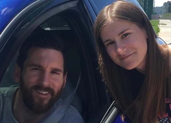 Lý do xúc động khiến Messi luôn giữ khoảng cách khi chụp hình cùng fan nữ