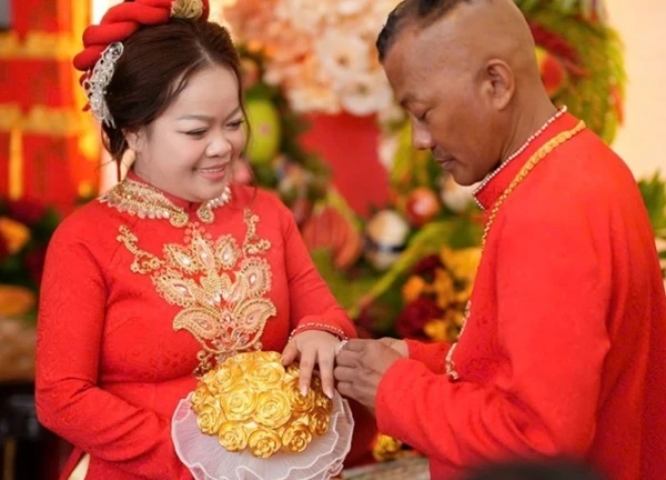 Cô dâu Bình Dương "gây sốt" khi lấy chồng hơn 21 tuổi, bó hoa cưới được làm từ 11 cây vàng
