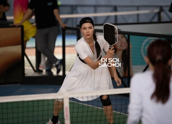 Hình ảnh gây bất ngờ của sao nữ Vbiz vài phút trước cú ngã gãy xương đùi trên sân pickleball