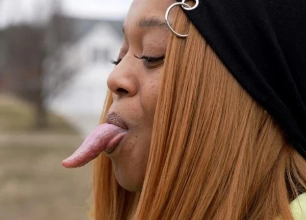 Người phụ nữ có chiếc lưỡi 9,75 cm, dài nhất hành tinh