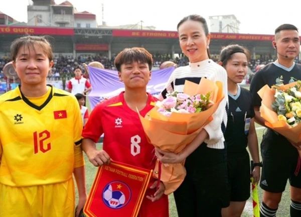 Nữ tỷ phú Madam Pang cực thần thái, chiếm trọn "spotlight" khi đến Hà Nội sau vụ khóc nức nở vì khoản nợ 300 tỷ