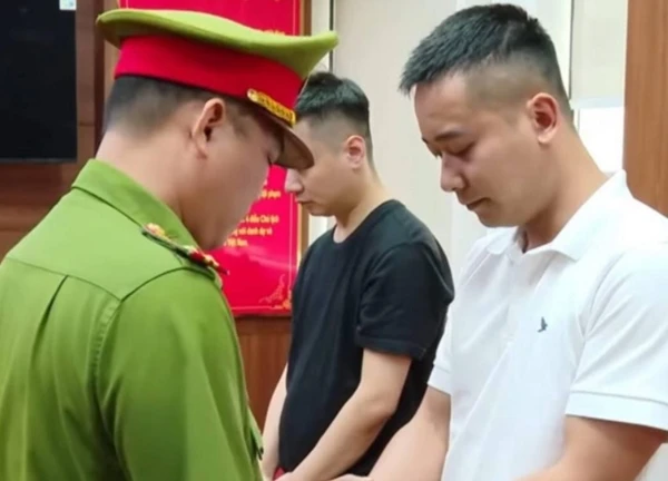 Quang Linh Vlogs bị bắt, dân mạng "tiếc cho thần tượng sa ngã vì đồng tiền"