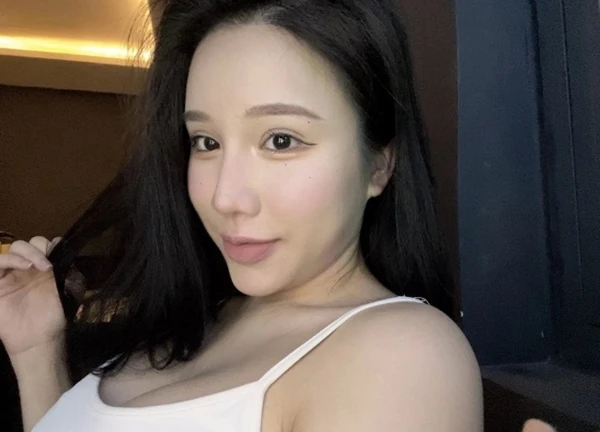 "Streamer phú bà" không vui, dân tình lầy lội réo gọi tình cũ