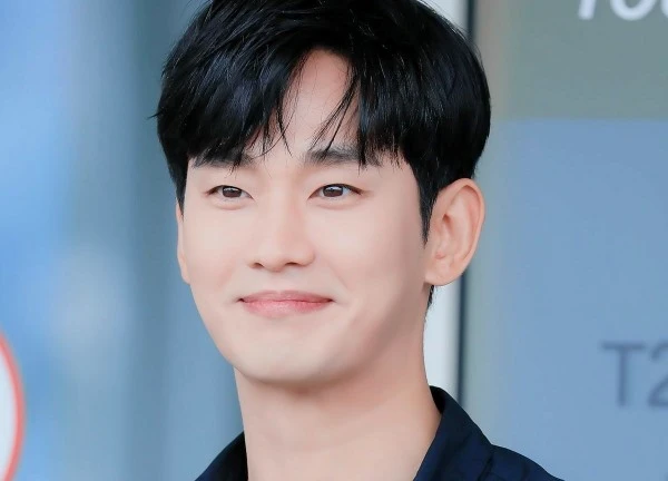 Video Kim Soo Hyun ê chề khi bị ông lớn mắng mỏ, xem phản ứng của đồng nghiệp xung quanh mới càng xấu hổ