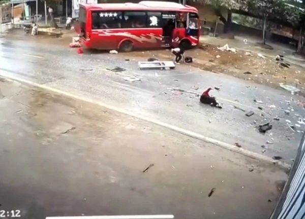 Xe khách tông trực diện xe tải, 4 hành khách văng ra ngoài