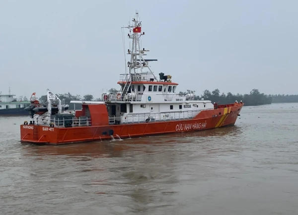 12 thuyền viên rơi xuống biển sau va chạm tàu, 4 người tử vong