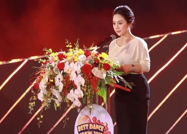 Ái nữ nhà Tôn Hoa Sen: Chị gái 30 tuổi điều hành 5 công ty cùng lúc, em út được bố giao gánh vác cơ nghiệp nghìn tỷ khi mới 23 tuổi
