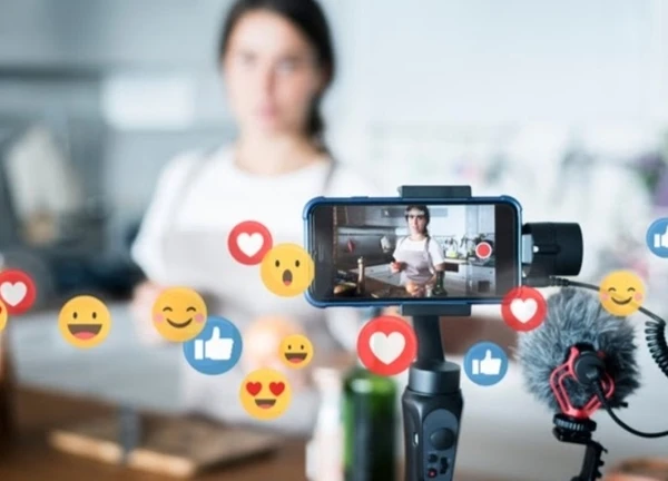 Chủ shop nổi tiếng vừa livestream vừa khóc: Sinh được 15 ngày thì làm việc, con 8 tháng chưa nghỉ ngày nào!