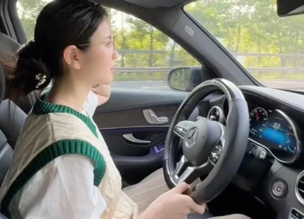 Chu Thanh Huyền lái xế hộp bạc tỷ đưa con trai và mẹ chồng đi chơi, trạng thái ra sao sau loạt drama?
