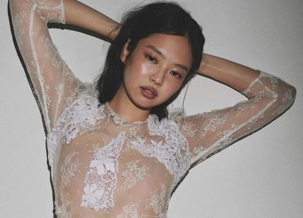 Jennie (BlackPink) gây tranh cãi khi bán khỏa thân
