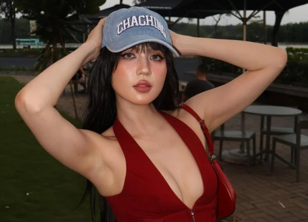 Ngọc Trinh sau màn mặc hở hang phản cảm: "Nếu hôm nay tôi có thể tỏa sáng thì tại sao lại phải chờ dịp?"