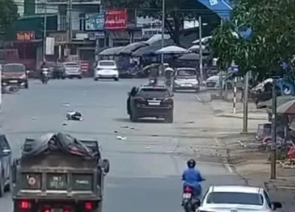 Ô tô Lexus lao lên vỉa hè "hất bay" ông lão đi bộ ra giữa đường
