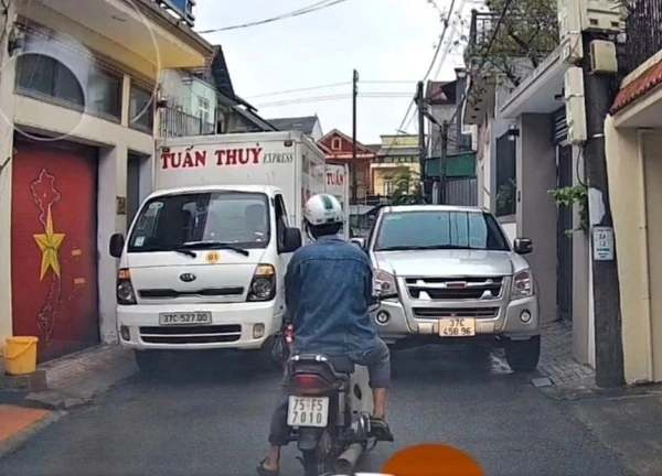 Tài xế đỗ xe chắn hết đường đi, cầm hung khí đánh người khi bị than phiền