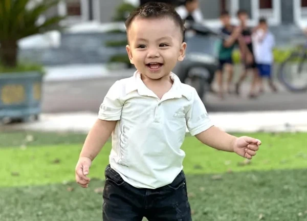 Thêm một góc quay khác về "người hùng nhí" 3 tuổi chưa nói sõi nhưng đã biết cứu bạn ở Nghệ An: Càng xem càng khiến nhiều người trầm trồ